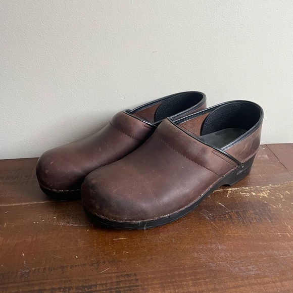 Brown Dansko women’s clogs - Picture 1 of 2